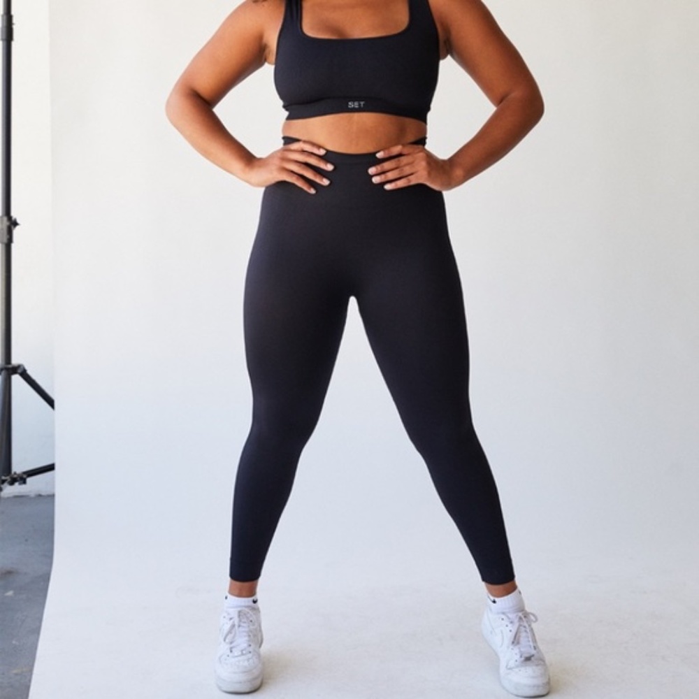 Small SET ACTIVE Black Leggings and box cut bra top